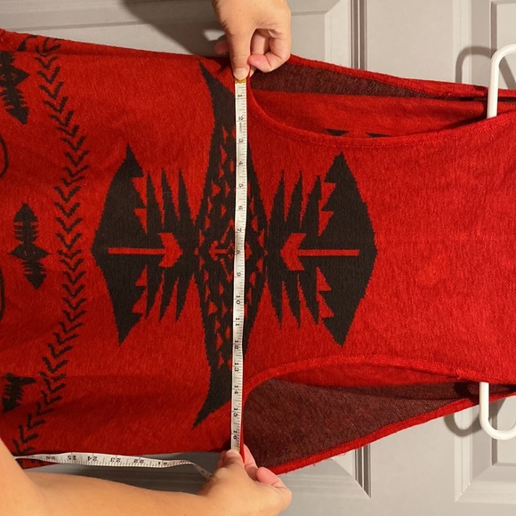 Tribal print shaw, red & black, size Lg/xl - Picture 5 of 5